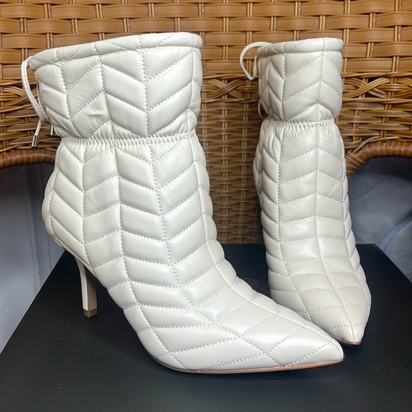 VINCE CAMUTO Leather Faderik Booties Cream Quilted - Picture 2 of 10